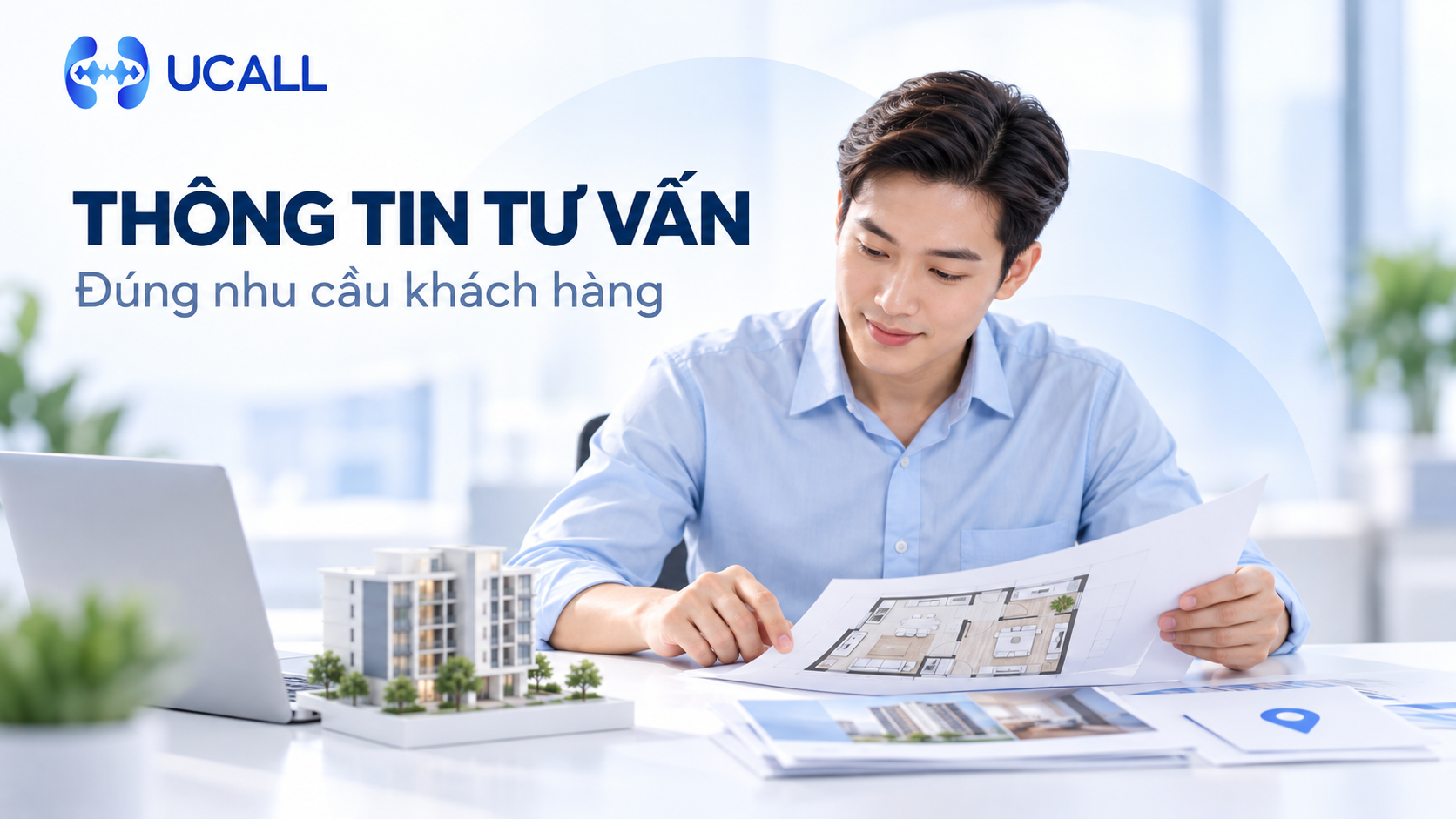 Nhân viên tư vấn bất động sản chuẩn bị thông tin và mặt bằng căn hộ